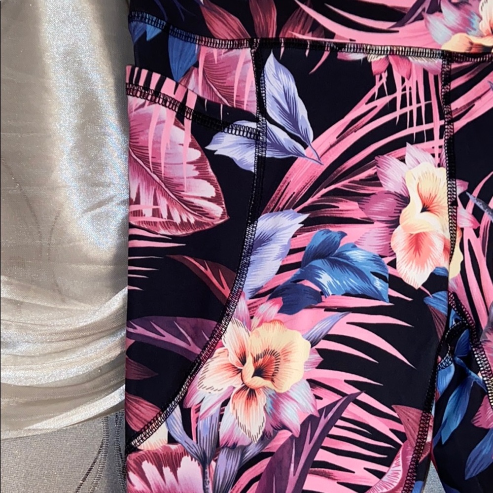 🌸NWT bebe sport hot pink tropical pocket Capri - Picture 2 of 8
